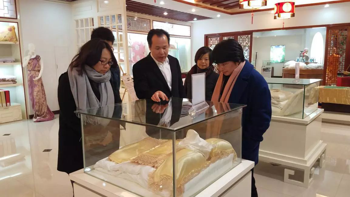苏大纺织服装工程学院院长潘志娟一行考察山水丝绸 - 媒体报道